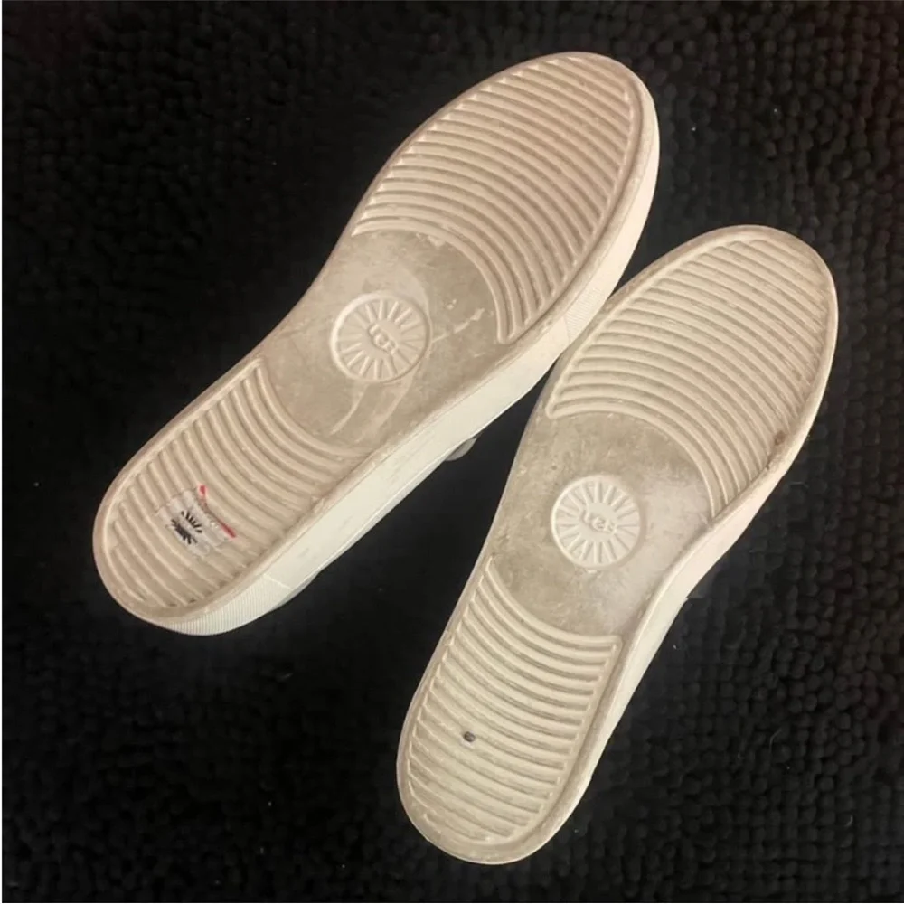 UGG – Chayze Slip-On Sneakers – White / Black Logo Band – Sz. 10